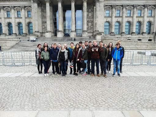 Pflichtprogramm in Berlin: Die Klasse 10A hat den Reichstag sowie Kanzlerin Merkel und Papst Johannes Paul II. im Wachsfigurenkabinett besucht. Foto: Klasse 10A