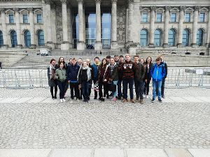 Pflichtprogramm in Berlin: Die Klasse 10A hat den Reichstag sowie Kanzlerin Merkel und Papst Johannes Paul II. im Wachsfigurenkabinett besucht. Foto: Klasse 10A