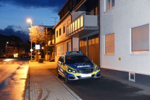 Ein POlizwiwagen steht in der Nähe des Hauses in Winterlingen, in dem am Ostersonntag ein 49-Jähriger seine Frau erschossen hat. Am Donnerstag schilderten Beamte, wie sie den Angeklagten direkt nach der Tat erlebten.  Foto: Nölke