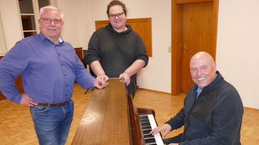 Konzertmoderator Ralf Hardy (von links), Chorleiter Daniel Mettenmeyer und Vorsitzender Gerhard Benz laden zu einem einmaligen Konzert ein.  ﻿ Foto: Rainer Bombardi