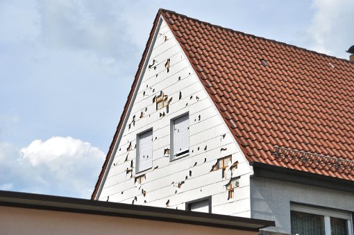 Annähernd drei Wochen nach dem verheerenden Hagelsturm, der Ende Juli vor allem im Landkreis Reutlingen gewütet hatte, haben die dortigen Handwerkerbetriebe immer noch Hochkonjunktur.  Foto: Fotoagentur Stuttgart