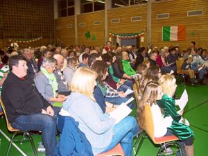 Viele Gläubige sind in die Turnhalle, die mit irischen Flaggen geschmückt ist,  gekommen, um das Patrozinum zu feiern.  Fotos: May Foto: Schwarzwälder Bote