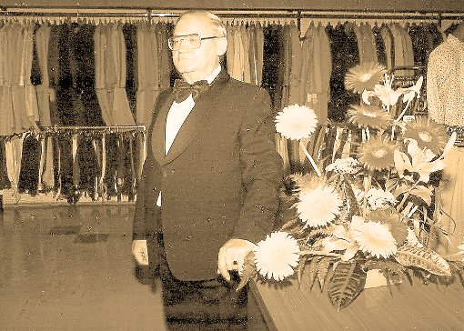 Gotthard Hohner, wie ihn viele ältere Blumberger noch kennen bei einem Geschäftsjubiläum in der Winklerstraße. Foto: Archiv