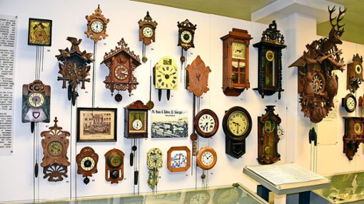 Eine Wand im Phonomuseum zeigt die schiere Masse unterschiedlicher Uhren. Foto: Stephan Hübner