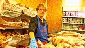 Mitarbeiterin Eugenia verteilt Brot an die Kunden. Es gibt genug für alle – noch. Foto: Thiercy