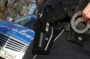 Einen Mann, der in Reutlingen auf einen anderen mit dem Messer losgegangen sein soll, hat die Polizei nun in Slowenien festgenommen. (Symbolfoto) Foto: dpa