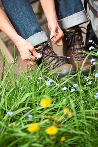 Eine Wanderin schnürt ihre Stiefel und macht sich zu einer Tour auf. Foto: Kaiser Foto: Schwarzwälder Bote