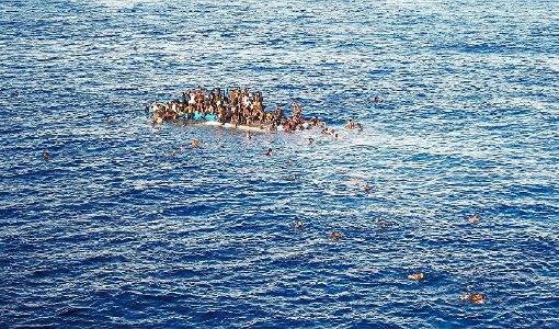 So schlimm wie die Situation der Flüchtlinge in diesem Schlauchboot im Mittelmeer war die Lage der Syrer, die auf eine Initiative aus Meßstetten hin gerettet wurden, wohl noch nicht: Sie befanden sich in Sichtweite der türkischen Küste. Foto: Carriers