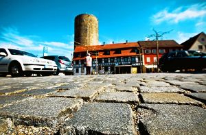 Jedes Jahr ein bisschen schlimmer: Der vor dem Besigheimer Steinhaus verlegte Granit aus Portugal ist den deutschen Witterungsverhältnissen offenbar nicht gewachsen. Foto: Leif Piechowski