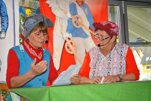 Die Putzfrauen Evmarie Buick (rechts) und Luitgard Ringwald  sorgten mit ihren Dorfgeschichten für großes Gelächter. Foto: Wölfle Foto: Schwarzwälder Bote