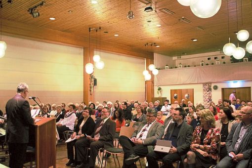 Zum Gemeindeforum versammelten sich 200 Gäste in der Festhalle und sprachen über die Berührungspunkte mit der Kirche. Foto: Schwarzwälder Bote