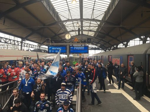 Lautstark machten die Wild-Wings-Fans bei der Ankunft am Krefelder Bahnhof auf sich aufmerksam. Foto: sb