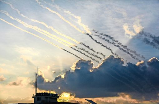 Am Himmel sind Raketen zu sehen, die in Richtung Israel fliegen. Militante Palästinenser im Gazastreifen haben am frühen vergangenen Samstag unerwartet Dutzende von Raketen auf Ziele in Israel abgefeuert. Foto: dpa/Mohammed Talatene