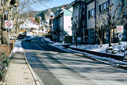 In der Oberdorfstraße wünschen sich einige Anlieger, dass häufiger die Geschwindigkeitsanzeigetafel mit dem Smilye  eingesetzt wird.   Foto: Braun