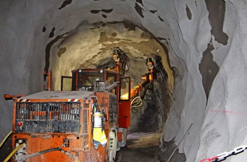Mit dem Tunnelbohrwagen werden die Löcher für den Sprengstoff in die Felswand getrieben. Geht die Sprengung gut, geht es vier Meter tiefer in den Berg. Foto: Springmann