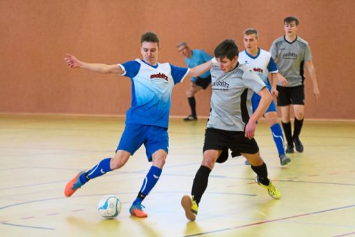 Spannende Duelle lieferten sich die A- und B-Junioren bei den Futsal-Bezirksmeisterschaften in Hechingen.  Foto: Kara Foto: Schwarzwälder Bote
