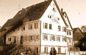 Die Bisinger Molkerei befand sich im Untergeschoss des Gebäudes vor dem alten Schulhaus in der Klingenbachstraße. Foto: Wahl