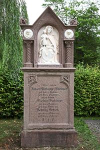 Das Grabmal des für den bayerischen König Ludwig I.  tätigen Owinger Bilderhauers Jakob Sickinger  wurde von Frank Eger restauriert. Foto: Bossenmaier Foto: Schwarzwälder Bote