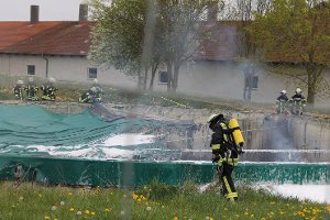 Am Montagmittag kam es in der Kirchholzstraße auf einem Aussiedlerhof zu einem Brand an einem Biogasspeicher.  Foto: Schwarzwälder Bote