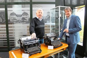 Schreibmaschinensammler Hans-Peter Christian (links) freut sich mit  Landrat Günther-Martin Pauli über den neuen Platz für seine Exponate  im Landratsamt. Foto: Privat Foto: Schwarzwälder Bote