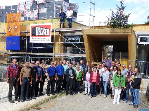 Handwerker und Planer feierten zusammen mit den künftigen Nutzern das Richtfest. Foto: Grimm Foto: Schwarzwälder-Bote