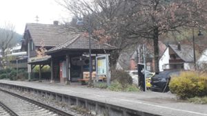 Den Anblick des städtischen Wartehäuschen am Bahnhof Schiltach Mitte wird es nicht mehr lange zu sehen geben. Im Zuge des barrierefreien Umbaus und der Verlängerung des Bahnsteigs werden nun zwei Standardmodelle der Bahn aufgestellt. Foto: Jambrek