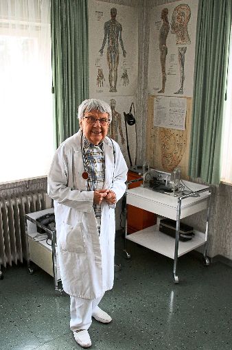 Altersbedingt darf die 94 Jahre alte Margarete Zeller aus Bad Herrenalb     nur noch Privatpatienten abrechnen.  Foto: Gegenheimer Foto: Schwarzwälder-Bote