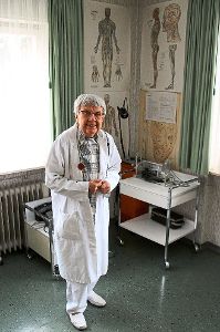 Altersbedingt darf die 94 Jahre alte Margarete Zeller aus Bad Herrenalb     nur noch Privatpatienten abrechnen.  Foto: Gegenheimer Foto: Schwarzwälder-Bote