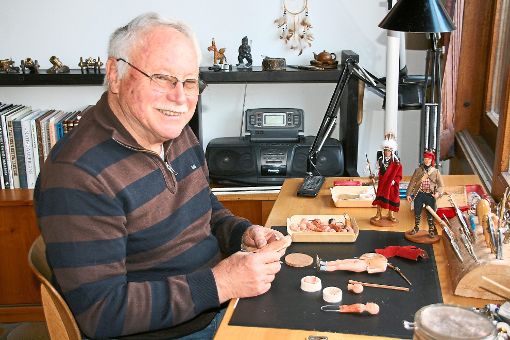 Ingfried Löhr aus Grüningen beim künstlerischen Schaffen. Er gestaltet Indianer-Figuren in filigraner Kleinarbeit. Foto: Hauger Foto: Schwarzwälder-Bote