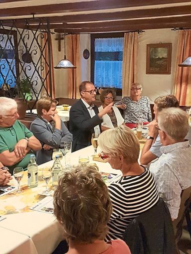 OB-Kandidat Jürgen Roth im Gespräch mit Rietheimer Bürgern im Gasthaus Löwen.  Foto: Wahlkampfteam Foto: Schwarzwälder Bote