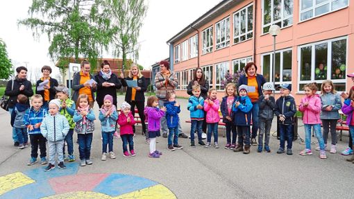 Mit einem Lied ist das Fest des Schörzinger Kindergartens eröffnet worden.  Foto: Schätzle Foto: Schwarzwälder Bote