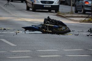 Der Motorradfahrer stürzte und verletzte sich schwer. (Symbolfoto) Foto: fsHH/Pixaby