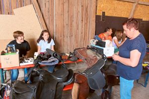 Der erste Pferdeflohmarkt auf dem Moßbruggerhof in Bruggen findet bei einigen Interessenten Anklang.  Foto: Rademacher Foto: Schwarzwälder Bote