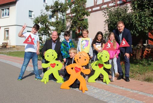 Bürgermeister Oliver Schmid (Zweiter von links) und Hauptamtsleiter Steve Mall stellten die Figuren gemeinsam mit Grundschulkindern auf.  Foto: Schaitel Foto: Schwarzwälder Bote