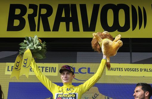 Der Däne Jonas Vingegaard hat zum zweiten Mal nach 2022 die Tour de France gewonnen. Foto: dpa/David Pintens