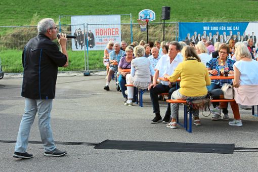 In Aktion: Der singende Wasenwirt Heinz Koch unterhält die Gäste beim Comedy-Abend. Das Konzert mit den Höhner musste an diesem Tag Corona-bedingt abgesagt  werden. (Archivfoto) Foto: Breisinger