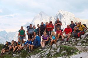 Vor der Zugspitze ruhen sich die Bergwanderer des TSV Bickelsberg aus. Foto: Schneider Foto: Schwarzwälder Bote