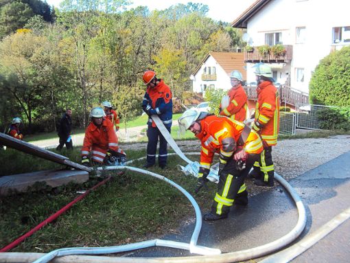 Die Feuerwehrkameraden der Abteilung Achdorf bereiten gerade die Leitungen vor, um den angenommenen Brand in einer Halle zu löschen.  Foto: Bäurer Foto: Schwarzwälder Bote
