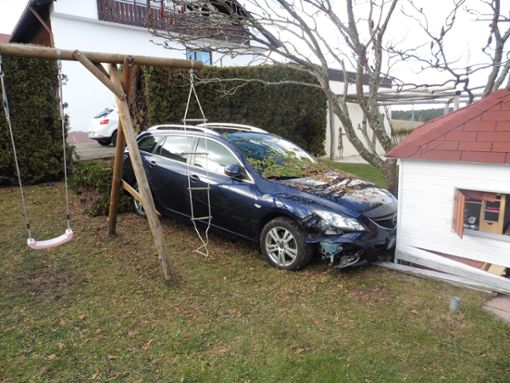Der Mazda fuhr durch eine Hecke und blieb im Garten stehen. Foto: Polizei Tuttlingen