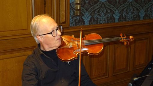 Günter Buchwald faszinierte das Wolfacher Publikum mit gleichzeitigem Spiel von Geige und Klavier. Foto: Schrader