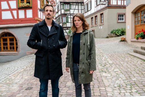 Konrad Diener (Max von Thun) und Maris Bächle (Jessica Schwarz) treffen den Bürgermeister im Rathaus von Klosterbach. Foto: ZDF und MAOR WAISBURD PHOTOGRAPHY