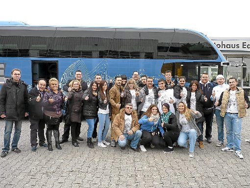 Familie und Freunde von Simone Mangiapane machten sich am Samstagmorgen von Rottenburg auf den Weg nach Köln. Mit dabei auf einer fröhlichen und temperamentvollen Busreise: unser Mann Daniel Begemann (ganz links), Volontär des Schwarzwälder Boten in Horb. Foto: Ganswind