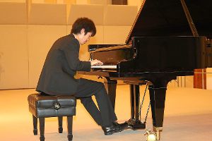 Wataru Hisasue zaubert am Piano.  Foto: Weber Foto: Schwarzwälder-Bote