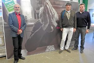 Frohmut Menze, Hartmut Keitel und Axel Kneißler vor einem Plakat, das zur Tour d’Art Schwarzwald gehört. Foto: Braun
