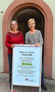 Iris Müller-Nowack (links) und Sabine Bauendahl-Göpfert wissen, dass sich Trauer bei jeder Person anders äußert.  Foto: Hopp Foto: Schwarzwälder-Bote