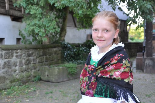 Die elfjährige Lena Metzger trägt stolz die Neurieder Tracht. Regelmäßig fahren die Mitglieder der Trachtengruppe zu Veranstaltungen, bei denen sie die alte Tradition aufleben lassen. Foto: Gemeinde/Jörger
