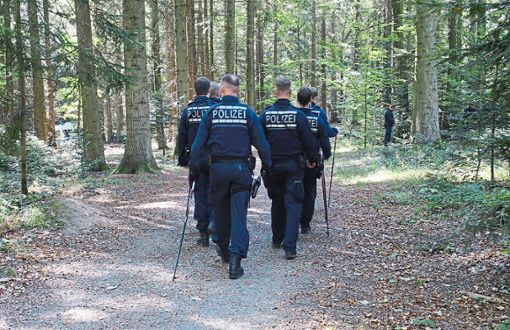 Die Polizei sucht weiterhin den Wald um den Fundort der Leiche ab.  Foto: Gress