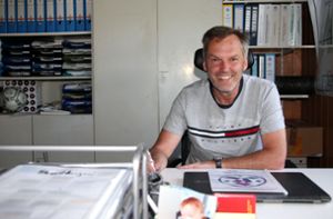 NLZ-Chef Norbert Stippel an seinem Arbeitsplatz im ADM-Sportpark in Degerloch. Foto: Baumann/Alexander Keppler