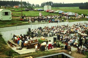 Auf der grünen Wiese: Feierliche Einweihung im Jahr 1983 des Freizeit- und Schulungszentrums.  Foto: privat Foto: Schwarzwälder Bote