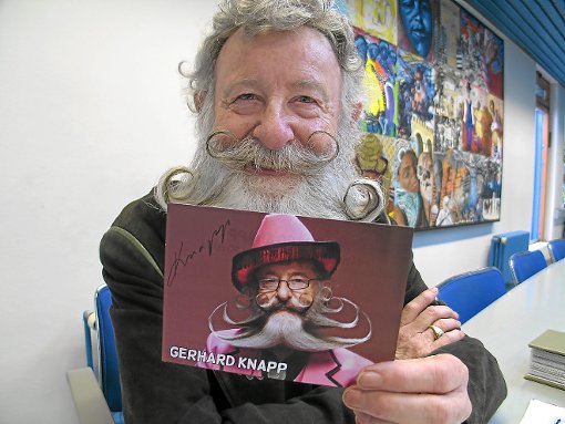 Für den Fall, dass er auf der Straße erkannt wird, hat er immer eine Autogrammkarte parat: Gerhard Knapp, der Bartweltmeister aus Pforzheim. Foto: Schwarzwälder-Bote